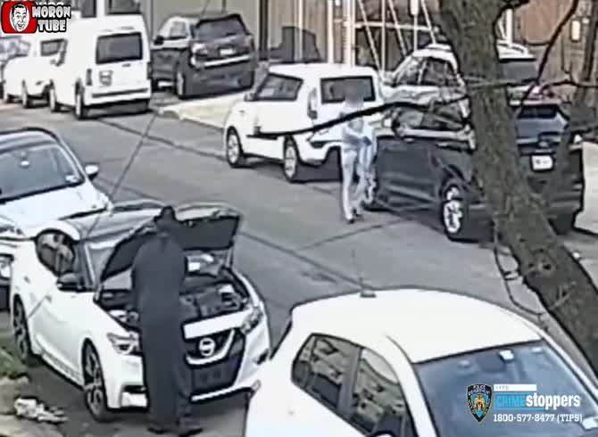 Video :In broad daylight, a hitman poses as an Orthodox Jew and murders a man